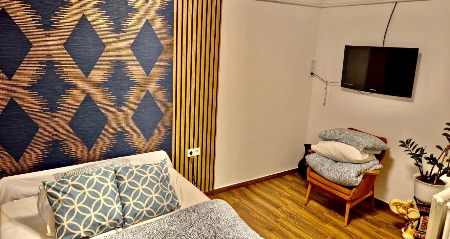 2 Rooms Retro Guesthouse In A Silent Garden Vecses Bagian luar foto